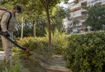 Χαλάνδρι: Προληπτικός ψεκασμός κατά των κουνουπιών στο Νομισματοκοπείο Επαγγελματίας απεντόμωσης εφαρμόζει προληπτικό ψεκασμό σε αστικό χώρο πρασίνου