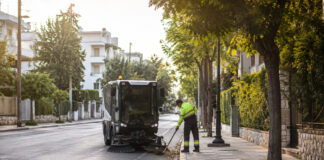 Χαλάνδρι: Πού θα γίνει οδοκαθάριση την Τρίτη 25 Αυγούστου Δημοτικό σάρωθρο και εργαζόμενος καθαριότητας σε δενδροφυτεμένο δρόμο