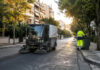Χαλάνδρι: Οδοκαθαρισμός σε επτά ζώνες τη Δευτέρα 31 Αυγούστου Δημοτικό σάρωθρο και εργαζόμενος καθαριότητας σε δεντροφυτεμένο δρόμο