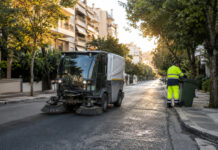 Χαλάνδρι: Οδοκαθαρισμός σε επτά ζώνες τη Δευτέρα 31 Αυγούστου Δημοτικό σάρωθρο και εργαζόμενος καθαριότητας σε δεντροφυτεμένο δρόμο