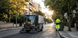 Χαλάνδρι: Οδοκαθαρισμός σε επτά ζώνες τη Δευτέρα 31 Αυγούστου Δημοτικό σάρωθρο και εργαζόμενος καθαριότητας σε δεντροφυτεμένο δρόμο