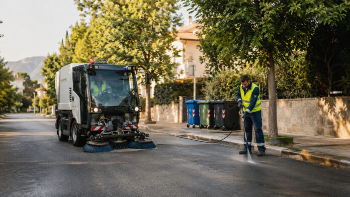 Συνεργείο οδοκαθαρισμού με σάρωθρο σε δρόμο των βορείων προαστίων