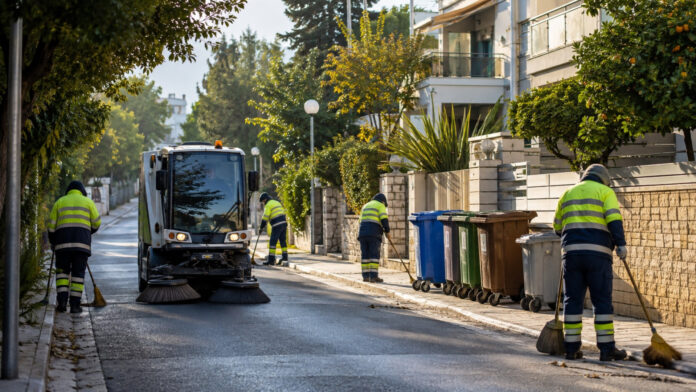 Συνεργείο οδοκαθαρισμού εργάζεται σε κατοικημένο δρόμο του Χαλανδρίου