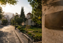 Χαλάνδρι: Οδός στη μνήμη του π. Σπυρίδωνα Παπαποστόλου Κενή μεταλλική πινακίδα ονοματοδοσίας σε ήσυχο δρόμο με πράσινο