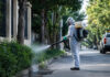 Χαλάνδρι: Δύο ψεκασμοί στις 29 και 31 Αυγούστου – Οι ζώνες και τα μέτρα Επαγγελματίας εφαρμόζει προληπτικό ψεκασμό σε αστικό χώρο πρασίνου