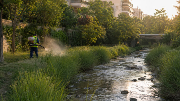 Εφαρμογή προληπτικού ψεκασμού σε ζώνη πρασίνου δίπλα σε αστικό ρέμα