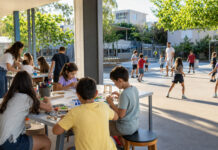 Χαλάνδρι: 2.350 παιδιά στα προγράμματα δημιουργικής απασχόλησης και αθλητισμού Παιδιά συμμετέχουν σε δημιουργικές και αθλητικές δραστηριότητες σε σχολική αυλή