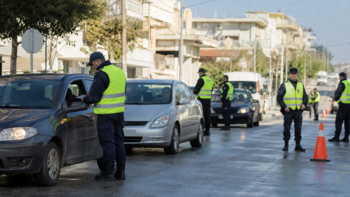 Συντονισμένος αστυνομικός έλεγχος οχημάτων σε αστικό δρόμο