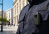 ΕΛ.ΑΣ.: Φορητό σύστημα επιτήρησης σε επτά ζώνες της Αθήνας έως 1η Σεπτεμβρίου Κάμερα σώματος προσαρτημένη σε στολή ασφαλείας σε αστικό περιβάλλον