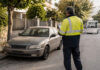 Φιλοθέη–Ψυχικό: Η διαδικασία για τα εγκαταλειμμένα οχήματα Δημοτικός υπάλληλος καταγράφει εγκαταλειμμένο όχημα σε ήσυχο αστικό δρόμο
