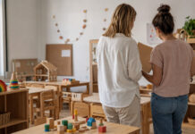 Φιλοθέη–Ψυχικό: Αναρτήθηκαν οι πίνακες ΣΟΧ 1/2026 για βοηθούς βρεφονηπιοκόμων Βοηθοί βρεφονηπιοκόμων οργανώνουν υλικό σε αίθουσα δημοτικού παιδικού σταθμού