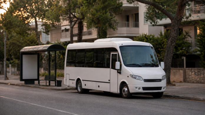 Δημοτικό λεωφορείο σταθμευμένο σε αστική στάση