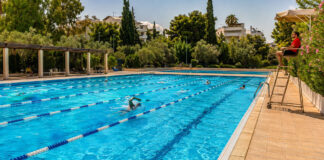 Γαλάτσι: Ανοιχτό τον Αύγουστο το Δημοτικό Κολυμβητήριο Κολυμβητές χρησιμοποιούν τις διαδρομές δημοτικού κολυμβητηρίου ένα καλοκαιρινό απόγευμα