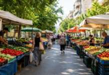 Γαλάτσι: Στην Ελευθερίου Βενιζέλου και την Κουντουριώτου οι λαϊκές αγορές Λαϊκή αγορά με πάγκους φρούτων και λαχανικών σε δενδροφυτεμένο δρόμο