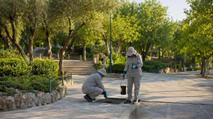 Συνεργείο περιβαλλοντικού ελέγχου εξετάζει φρεάτιο σε αστικό πάρκο
