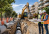 Γλυκά Νερά: 29,14 εκατ. ευρώ για την ολοκλήρωση του δικτύου αποχέτευσης Μηχανικοί επιβλέπουν την εγκατάσταση νέου υπόγειου αγωγού αποχέτευσης σε αστική γειτονιά