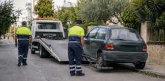 Ηράκλειο Αττικής: Νέα δημοπρασία για εγκαταλελειμμένα οχήματα Συνεργείο προετοιμάζει παλαιό όχημα για μεταφορά με γερανοφόρο