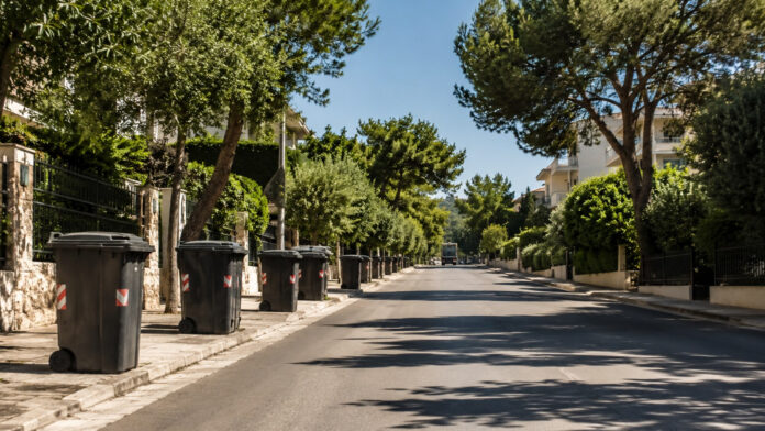 Δρόμος με οργανωμένη κυκλοφορία και καθαρό οδόστρωμα σε βόρειο προάστιο