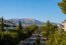 Καιρός στην Αττική: Ηλιοφάνεια έως 34°C και βοριάς Ηλιόλουστη θέα των καταπράσινων βορείων προαστίων της Αττικής με την Πεντέλη στο βάθος