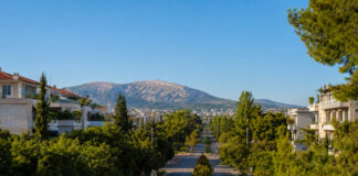 Καιρός στην Αττική: Ηλιοφάνεια έως 34°C και βοριάς Ηλιόλουστη θέα των καταπράσινων βορείων προαστίων της Αττικής με την Πεντέλη στο βάθος