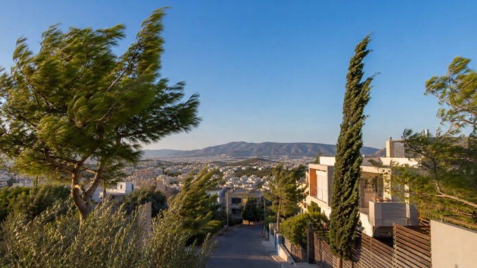 Θυελλώδεις άνεμοι κινούν τα δέντρα πάνω από τα βόρεια προάστια της Αθήνας