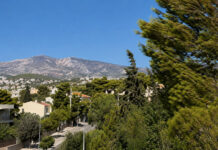 Καιρός στην Αττική: Καθαρός ουρανός, έως 35°C και ενισχυμένος βοριάς Καθαρός καλοκαιρινός ουρανός πάνω από τα βόρεια προάστια και την Πεντέλη με δέντρα να λυγίζουν στον βοριά