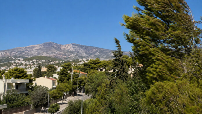 kairos-attiki-voreia-proastia-11-avgoustou-2026-1920x1080-1 Καθαρός καλοκαιρινός ουρανός πάνω από τα βόρεια προάστια και την Πεντέλη με δέντρα να λυγίζουν στον βοριά