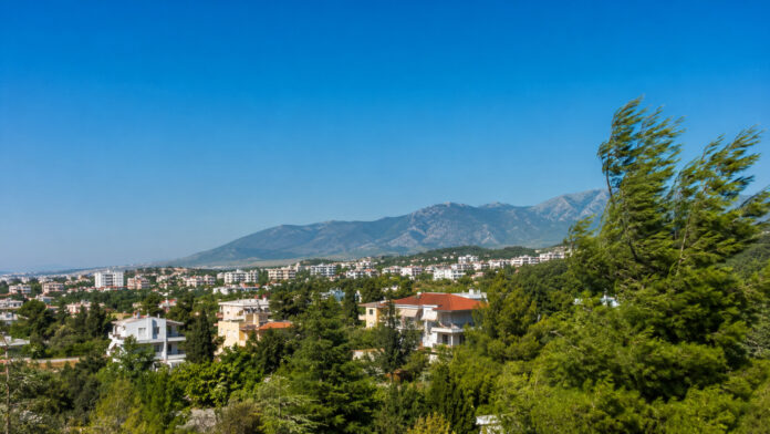 Ηλιόλουστη θερινή ημέρα στα βόρεια προάστια της Αττικής με φόντο την Πεντέλη
