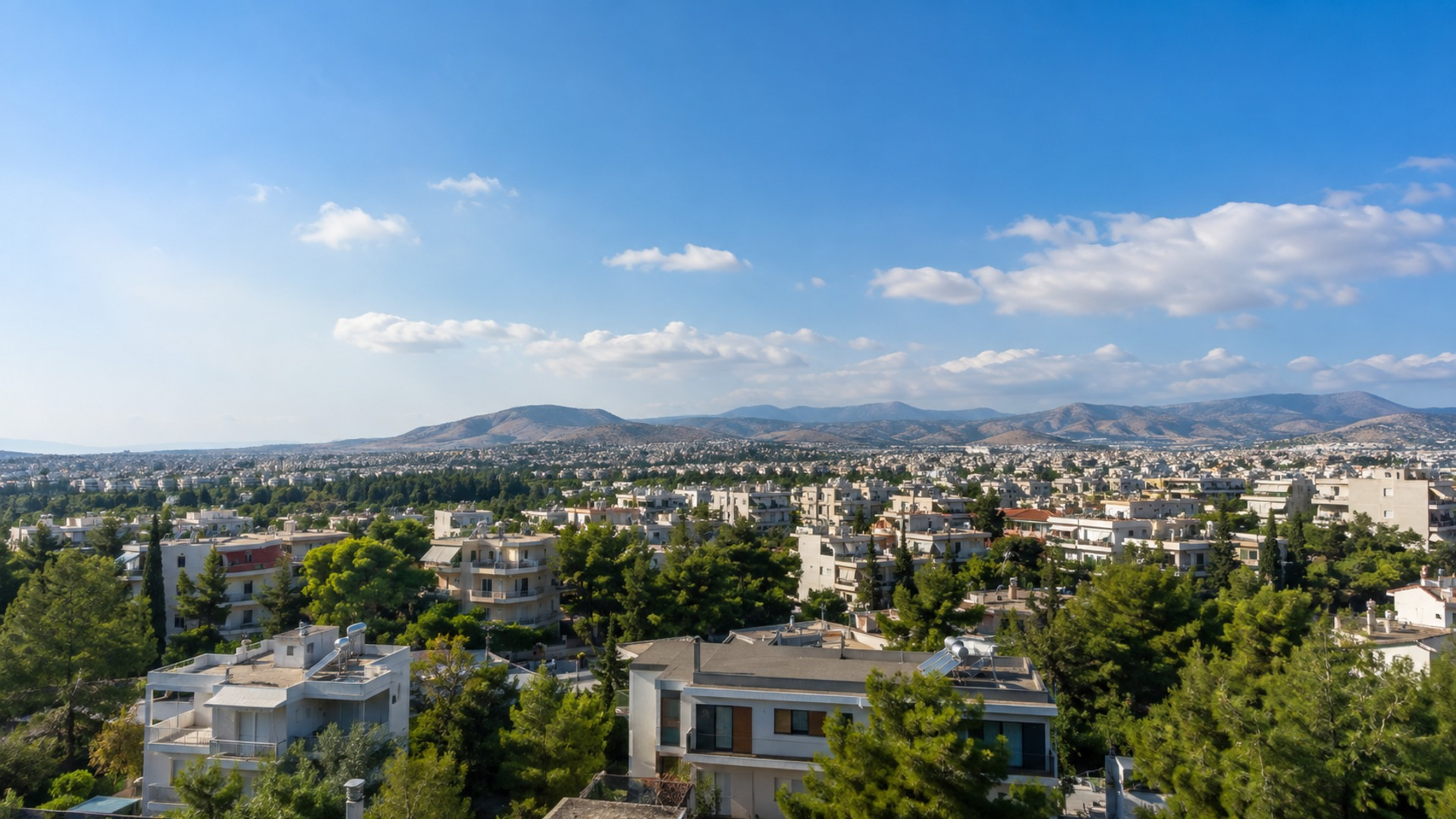 Ηλιοφάνεια και λίγες νεφώσεις πάνω από τα βόρεια προάστια της Αττικής