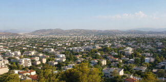 Καιρός στην Αττική σήμερα: 37–38°C και πρόσκαιρες νεφώσεις Ηλιόλουστη όψη των βορείων προαστίων της Αττικής με λίγες νεφώσεις