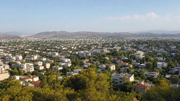 Ηλιόλουστη όψη των βορείων προαστίων της Αττικής με λίγες νεφώσεις