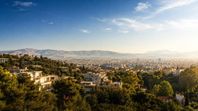 Ηλιόλουστη πανοραμική θέα της Αττικής από τα καταπράσινα βόρεια προάστια