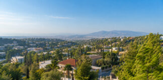 Καιρός στην Αττική σήμερα: Έως 38°C και βοριάς στα βόρεια προάστια Ηλιόλουστη πανοραμική εικόνα των καταπράσινων βορείων προαστίων με τα δέντρα να κινούνται από τον βοριά