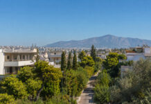 Καιρός Αττική: Έως 39°C σήμερα – Πολύ ζεστή ημέρα στα βόρεια προάστια Ηλιόλουστη πανοραμική θέα των καταπράσινων βορείων προαστίων της Αττικής με την Πεντέλη στο βάθος
