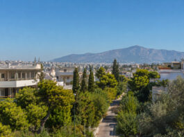 Καιρός Αττική: Έως 39°C σήμερα – Πολύ ζεστή ημέρα στα βόρεια προάστια Ηλιόλουστη πανοραμική θέα των καταπράσινων βορείων προαστίων της Αττικής με την Πεντέλη στο βάθος