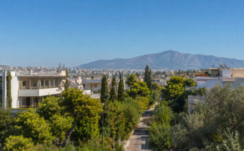 Καιρός Αττική: Έως 39°C σήμερα – Πολύ ζεστή ημέρα στα βόρεια προάστια Ηλιόλουστη πανοραμική θέα των καταπράσινων βορείων προαστίων της Αττικής με την Πεντέλη στο βάθος