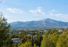 Καιρός Αττική: Έως 38°C σήμερα – Ενισχύεται ο βοριάς το βράδυ Ηλιόλουστη θέα των καταπράσινων βορείων προαστίων της Αττικής με την Πεντέλη και δέντρα στον βοριά