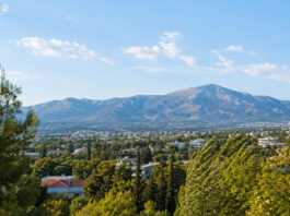 Καιρός Αττική: Έως 38°C σήμερα – Ενισχύεται ο βοριάς το βράδυ Ηλιόλουστη θέα των καταπράσινων βορείων προαστίων της Αττικής με την Πεντέλη και δέντρα στον βοριά