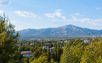Καιρός Αττική: Έως 38°C σήμερα – Ενισχύεται ο βοριάς το βράδυ Ηλιόλουστη θέα των καταπράσινων βορείων προαστίων της Αττικής με την Πεντέλη και δέντρα στον βοριά