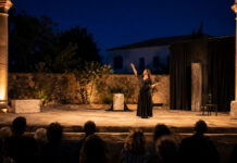 Κηφισιά: «Το Αγρίμι» με τη Δήμητρα Παπαδήμα την 1η Σεπτεμβρίου Ηθοποιός σε υπαίθρια θεατρική σκηνή με ζεστό βραδινό φωτισμό