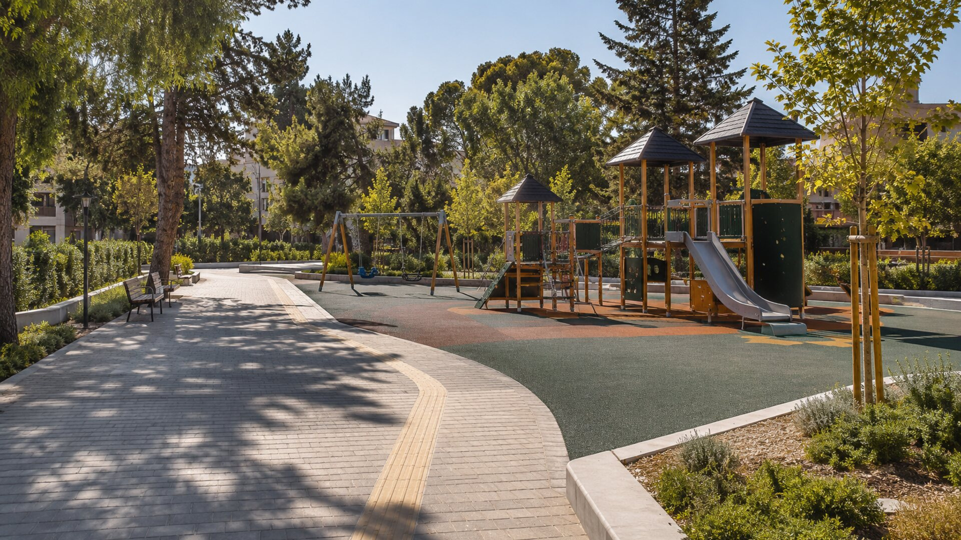 Σύγχρονη ασφαλής παιδική χαρά μέσα σε δεντροφυτεμένο δημόσιο χώρο