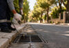 Κηφισιά: Εντατικοί έλεγχοι και προνυμφοκτονίες για τα κουνούπια Εργαζόμενος εφαρμόζει προνυμφοκτονία σε φρεάτιο δρόμου στην Κηφισιά