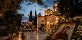 Κεφαλάρι: Με λιτανεία και τη Φιλαρμονική ο εορτασμός της Μεταμόρφωσης Φωτισμένη εκκλησιαστική αυλή σε καλοκαιρινή θρησκευτική γιορτή