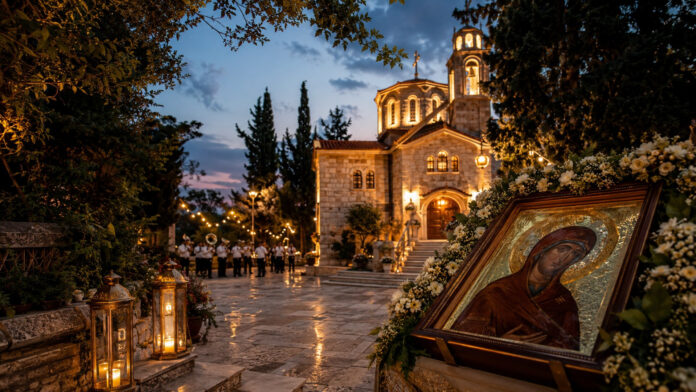 Φωτισμένη εκκλησιαστική αυλή σε καλοκαιρινή θρησκευτική γιορτή