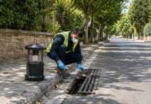 Κηφισιά: Έκτακτα μέτρα μετά από κρούσμα του ιού του Δυτικού Νείλου Συνεργείο ελέγχει φρεάτιο και παγίδα παρακολούθησης κουνουπιών σε αστική γειτονιά