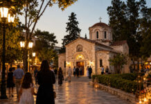 Κηφισιά: Τριήμερο πρόγραμμα ακολουθιών στην Παναγίτσα Ορθόδοξο παρεκκλήσιο σε καταπράσινη πλατεία της Κηφισιάς το σούρουπο