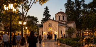 Κηφισιά: Τρεις ακολουθίες στην Παναγίτσα στις 22–23 Αυγούστου Ορθόδοξο παρεκκλήσιο σε καταπράσινη πλατεία της Κηφισιάς το σούρουπο