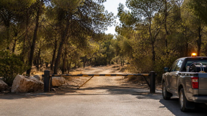 Κλειστή είσοδος σε πευκόφυτο πάρκο στο πλαίσιο προληπτικών μέτρων πυροπροστασίας