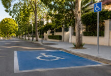 Κηφισιά: Νέα θέση στάθμευσης ΑμεΑ στην οδό Πάρου Ειδική θέση στάθμευσης ΑμεΑ σε δενδροφυτεμένο δρόμο της Κηφισιάς
