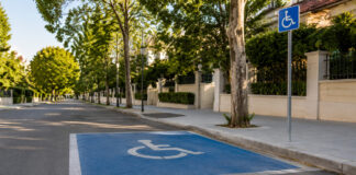 Κηφισιά: Νέα θέση στάθμευσης ΑμεΑ στην οδό Πάρου Ειδική θέση στάθμευσης ΑμεΑ σε δενδροφυτεμένο δρόμο της Κηφισιάς